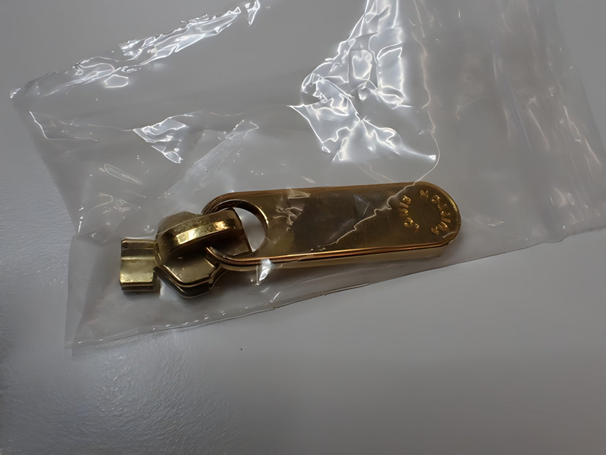 Louis Vuitton Bellevue PM Vernis Violette – tirette de zip fournie