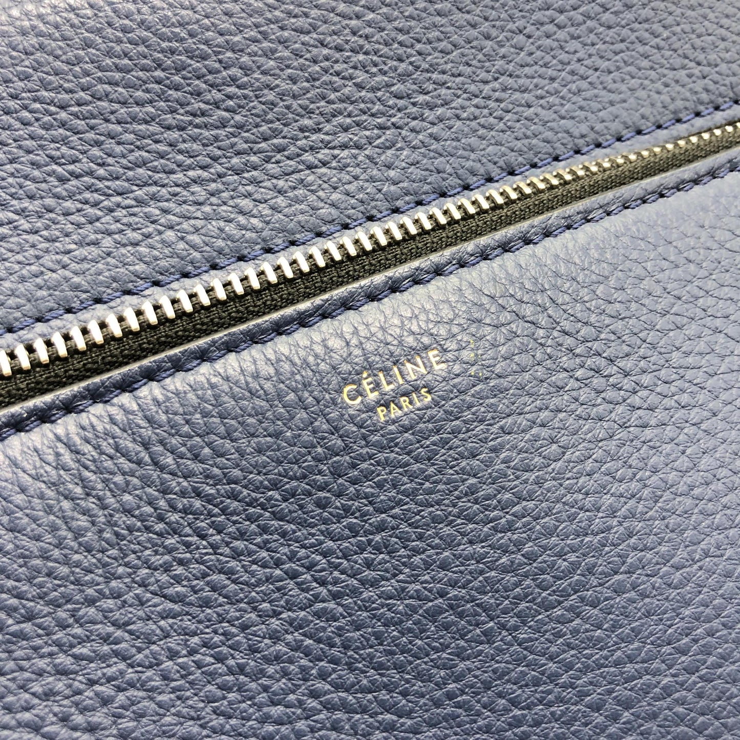 Céline Edge Medium en Cuir Grainé Bleu Marine