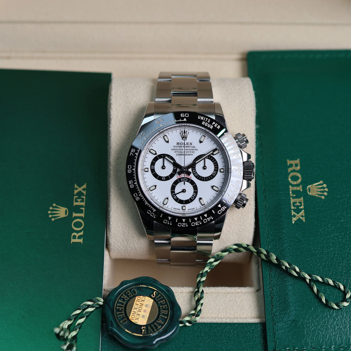Montre Rolex Daytona cadran blanc dans son écrin, exemple de sourcing de montre de luxe par Label Privé