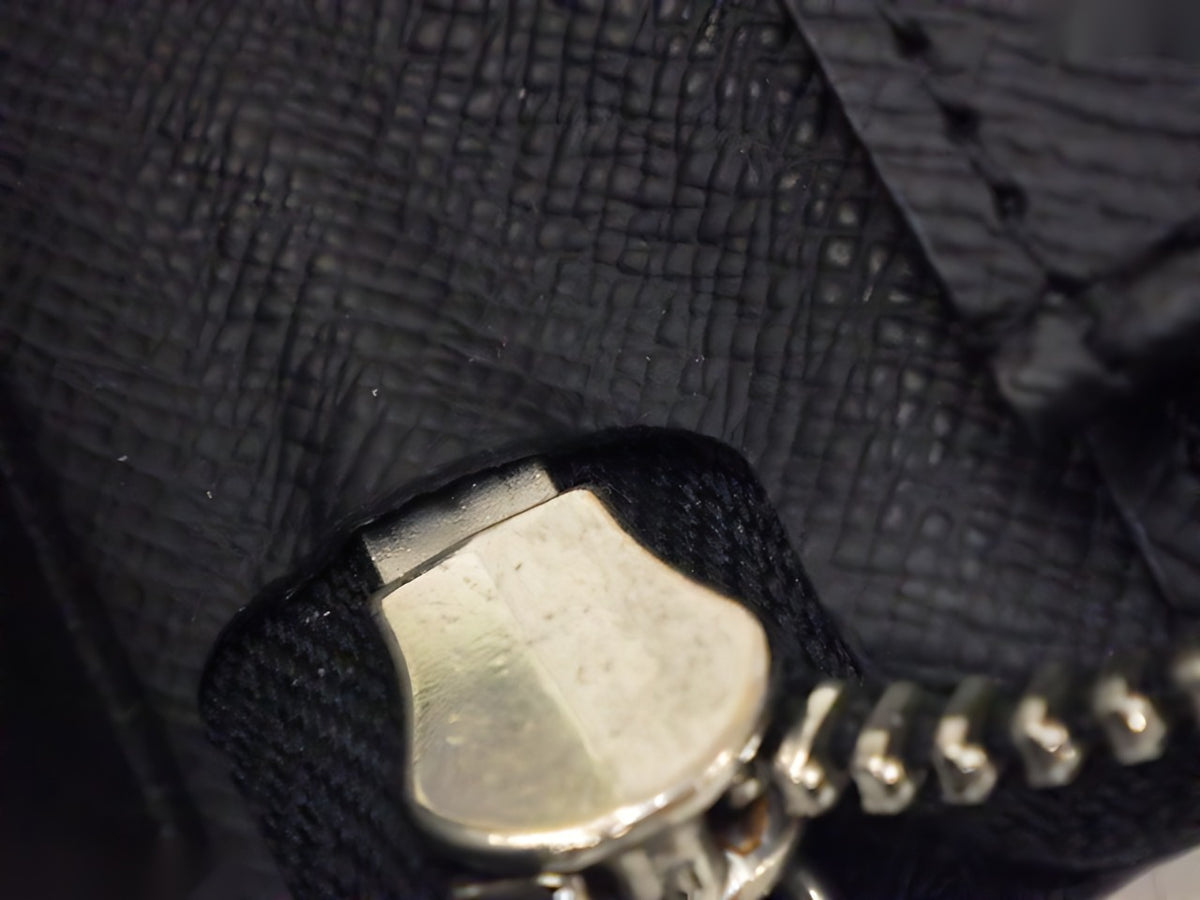 Louis Vuitton Zippy Vertical Épi noir — détail 6