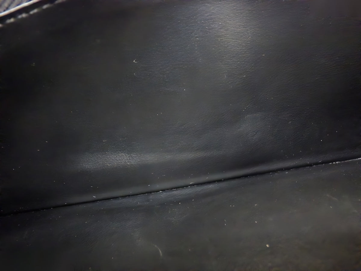 Louis Vuitton Zippy Vertical Épi noir — détail 4