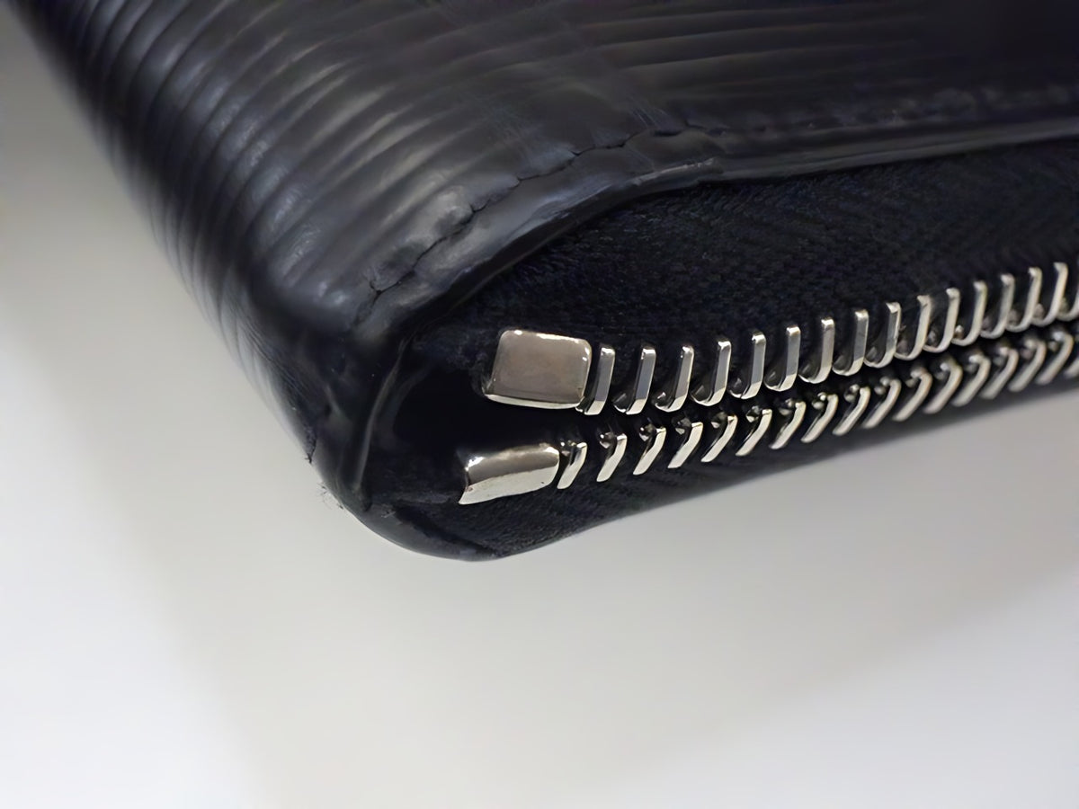 Louis Vuitton Zippy Vertical Épi noir — détail 3