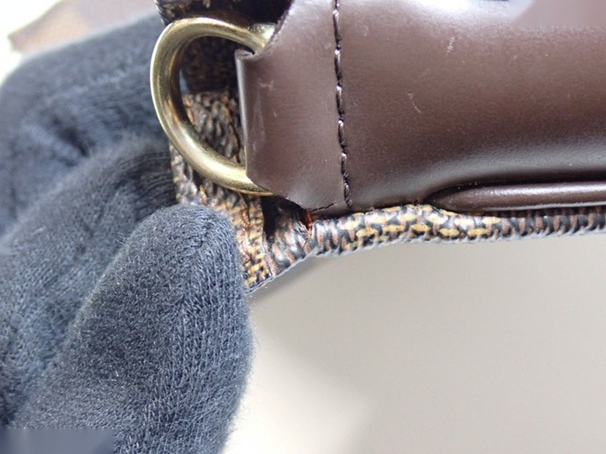 Louis Vuitton Pochette Accessoires Damier Ébène – détail anneau et bordure cuir