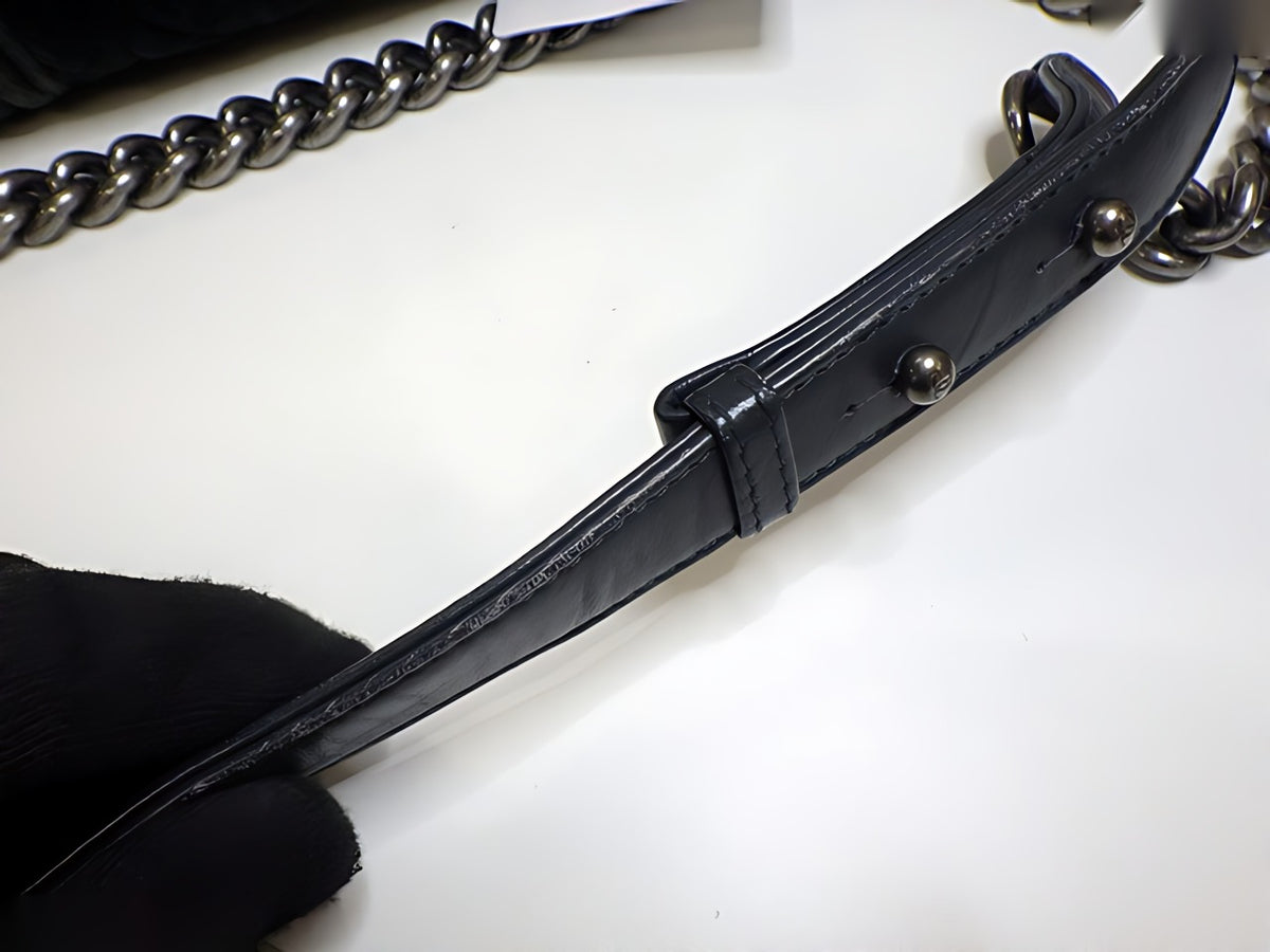 Chanel Boy velours vert sapin — détail 3