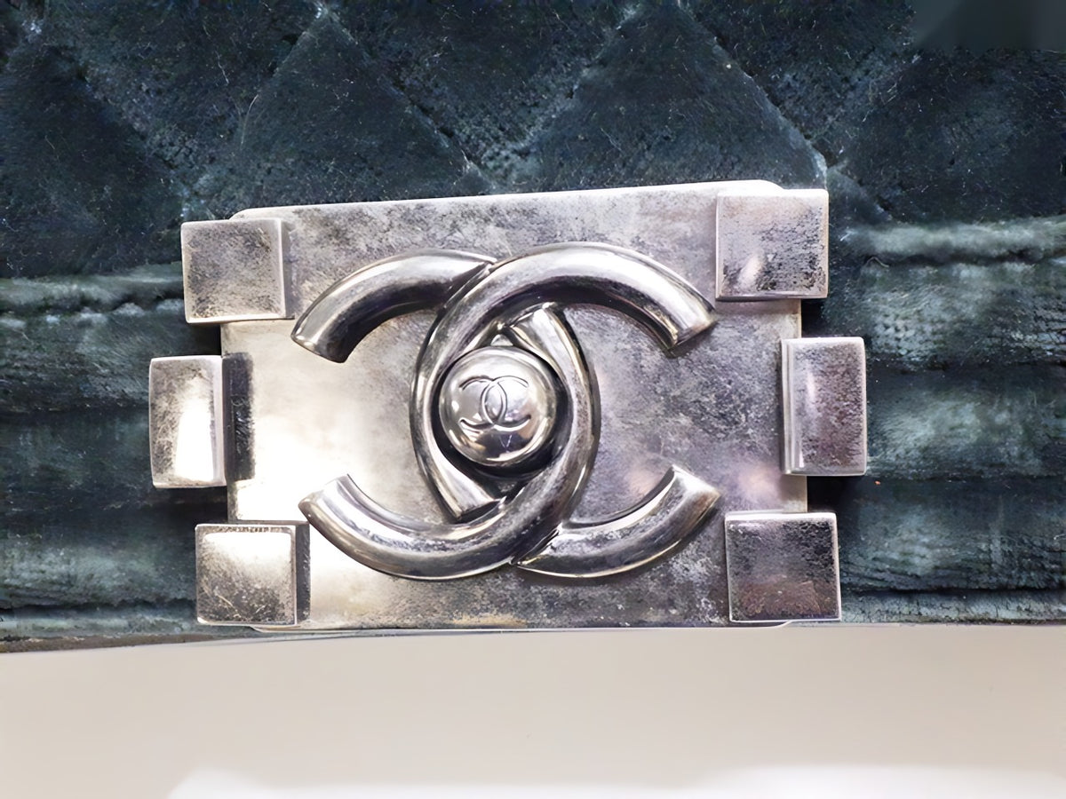 Chanel Boy velours vert sapin — détail 6