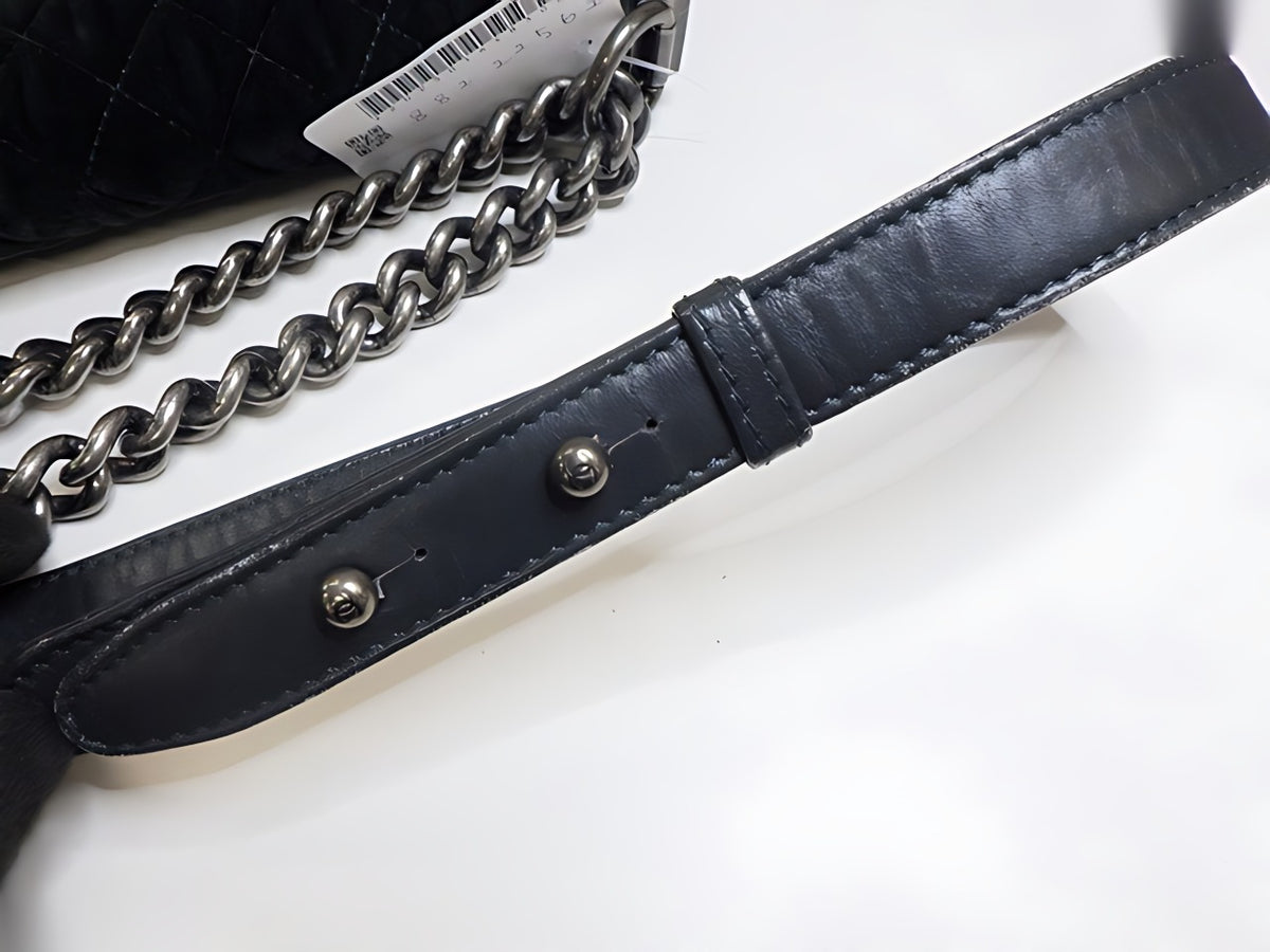 Chanel Boy velours vert sapin — détail 1