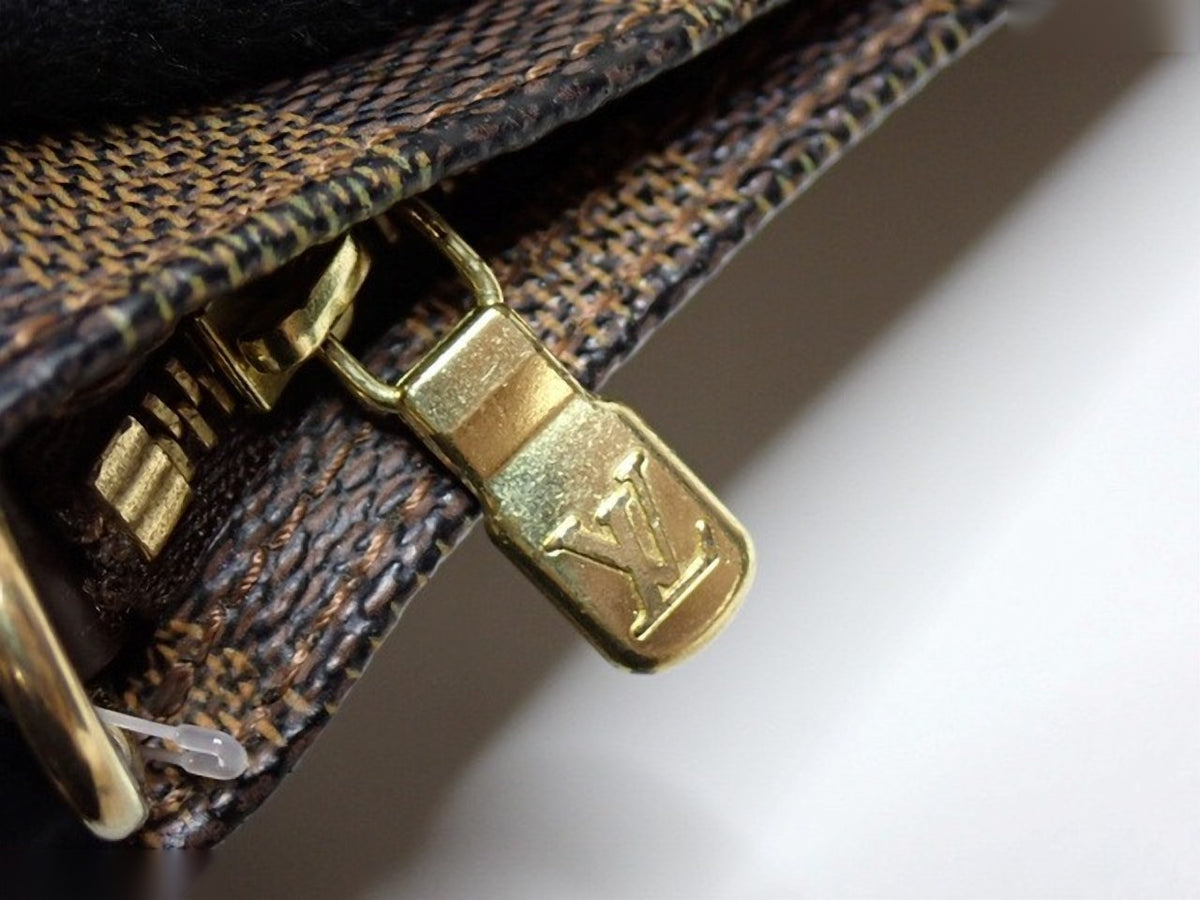 Louis Vuitton Pochette Accessoires Damier Ébène – détail tirette de zip LV