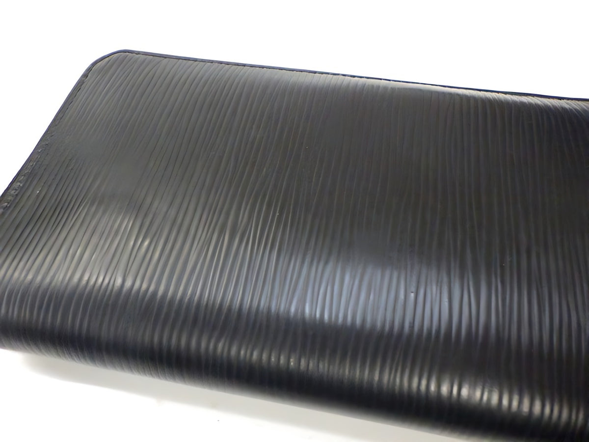 Louis Vuitton Zippy Vertical Épi noir — détail 2