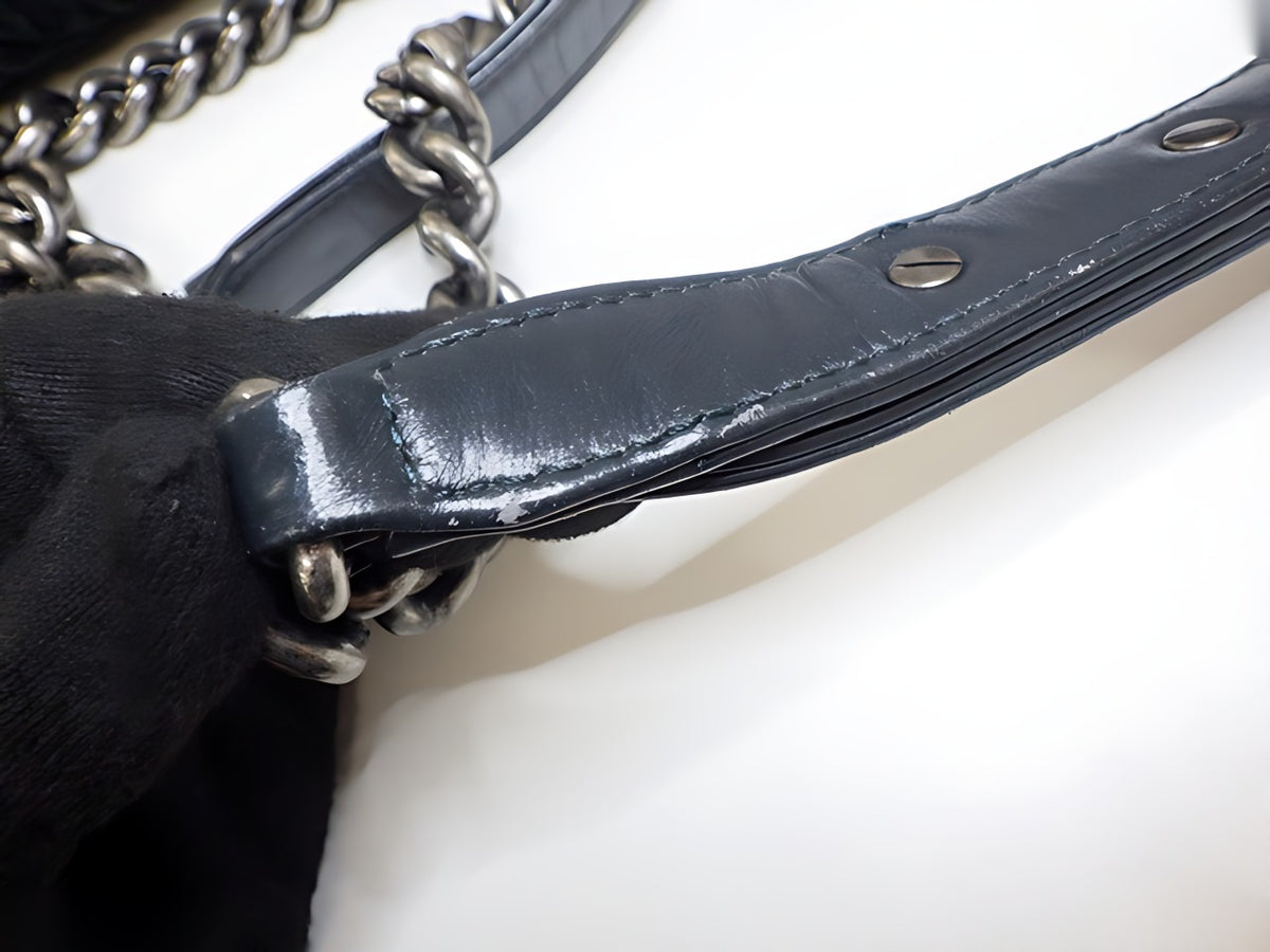 Chanel Boy velours vert sapin — détail 2
