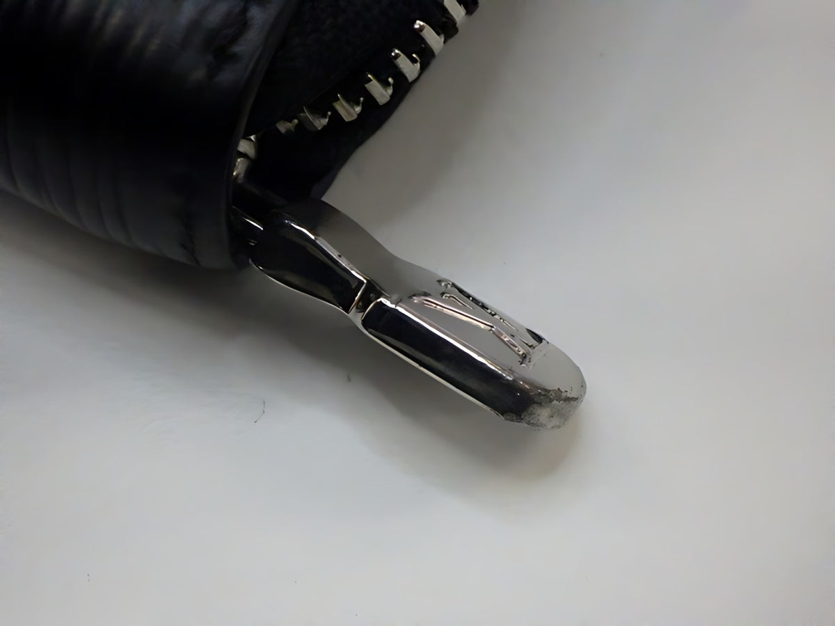 Louis Vuitton Zippy Vertical Épi noir — détail 5