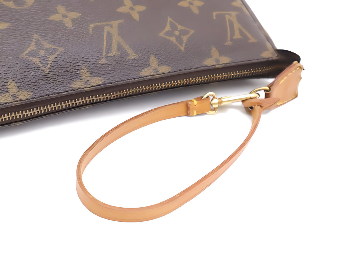Louis Vuitton Pochette Accessoires Monogram – détail de la dragonne et du zip
