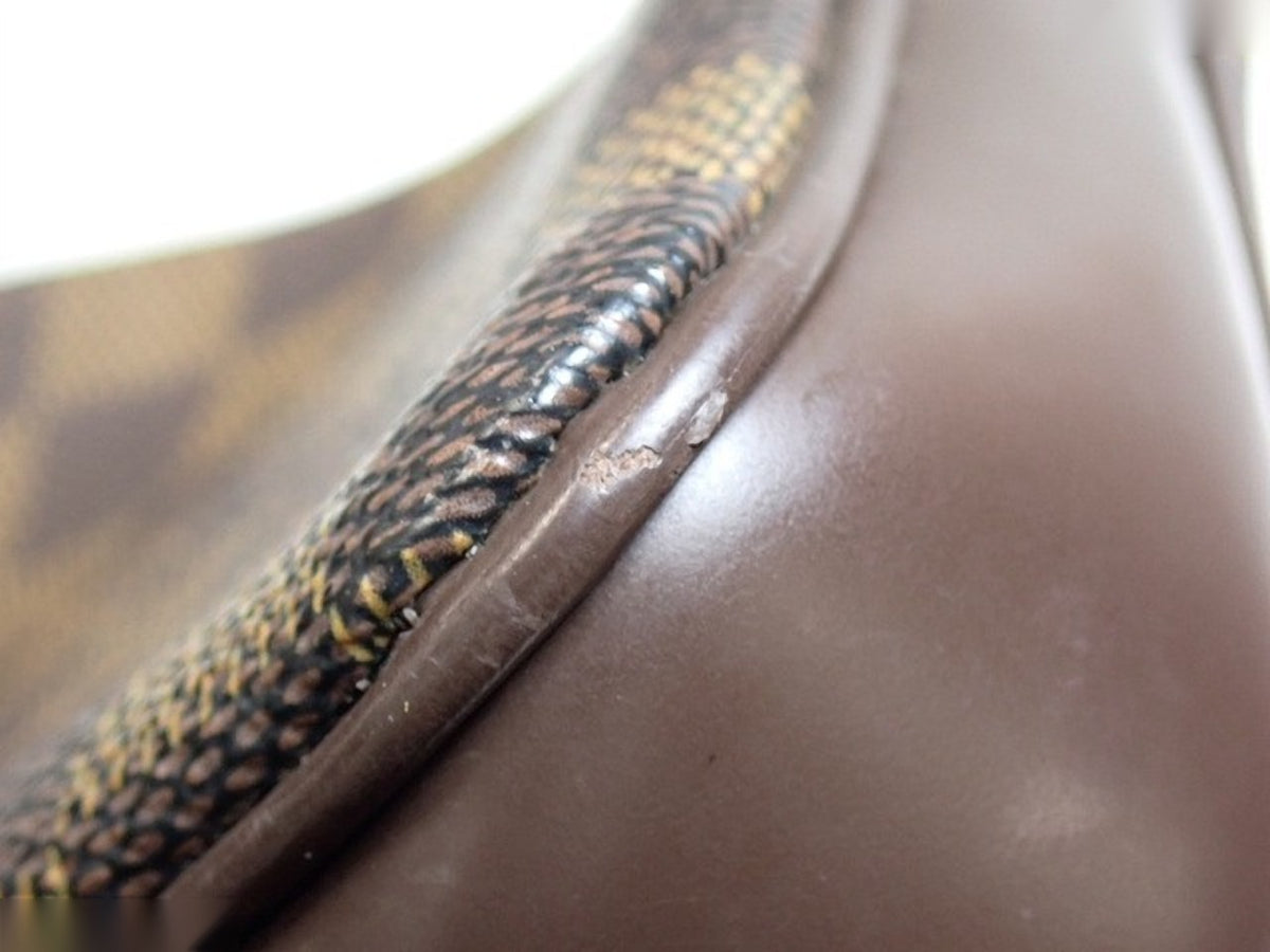 Louis Vuitton Pochette Accessoires Damier Ébène – détail bordure cuir d'angle